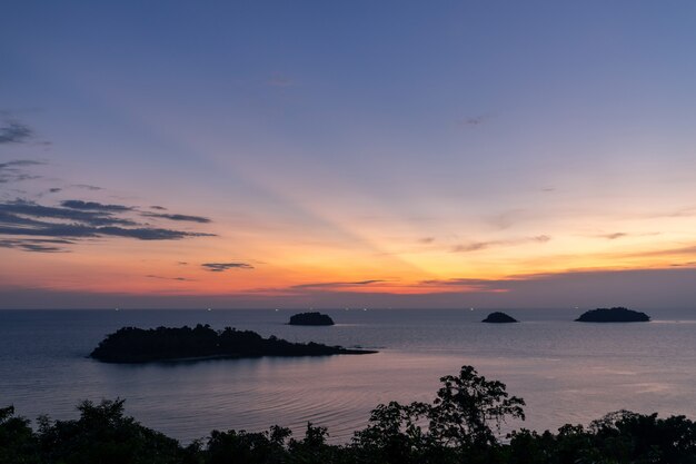 schöner Sonnenuntergangseeansicht-Inselmeerblick an der Trad-Provinz östlich von Thailand