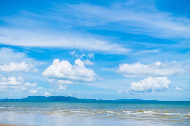 Schöner Strand mit Meer und Ozean am blauen Himmel