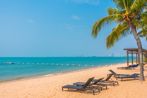 Schöner Strand und Meer mit Palme