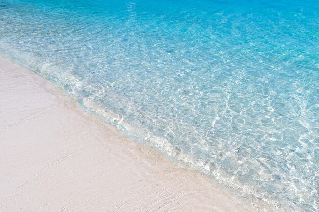 schöner Strandansicht-Inselmeerblick an der Trad-Provinz östlich der Hintergrundbeschaffenheit des blauen Wassers Thailands