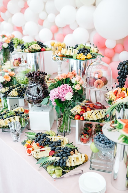 Schöner Tisch mit Süßigkeiten und Früchten für die Gäste