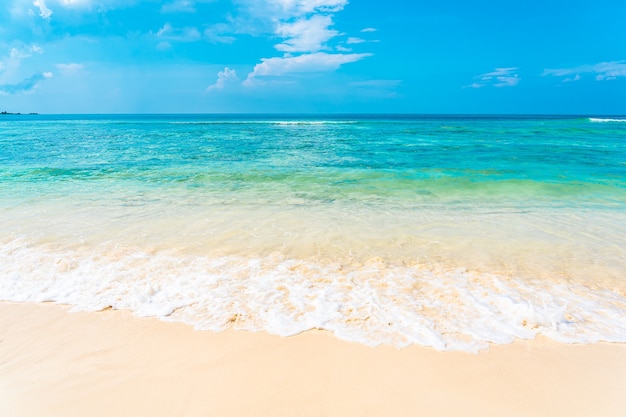 Schöner tropischer leerer strandmeeresozean mit weißer wolke auf blauem himmelhintergrund
