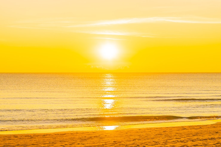 Kostenlose Foto schöner tropischer naturstrandmeeresozean bei sonnenuntergang oder sonnenaufgang