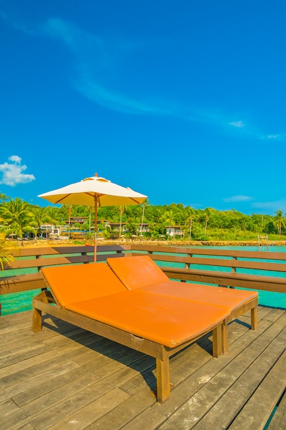 Schöner tropischer Strand und Meer mit KokosnussPalme in der Paradiesinsel