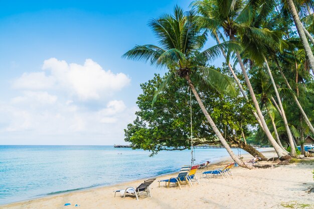 Schöner tropischer Strand und Meer