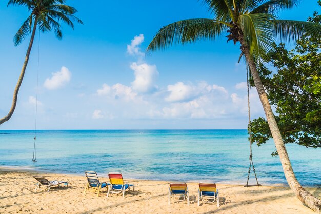 Schöner tropischer Strand und Meer