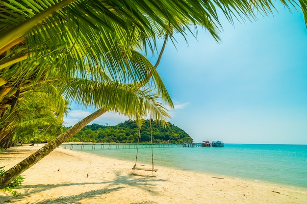 Schöner tropischer Strand und Meer