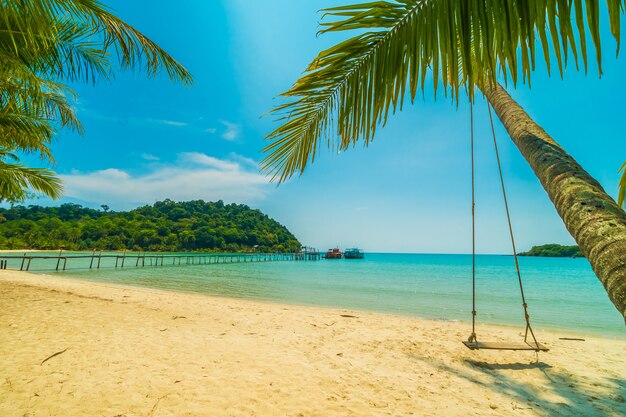 Schöner tropischer Strand und Meer