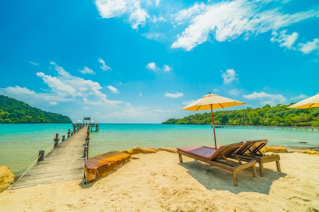 Schöner tropischer Strand und Meer