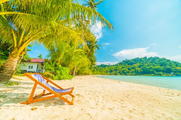 Schöner tropischer Strand und Meer