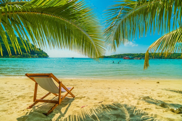 Schöner tropischer Strand und Meer