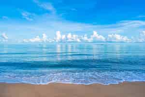 Kostenloses Foto schöner tropischer strandseeozean mit blauem himmel und copyspace der weißen wolke