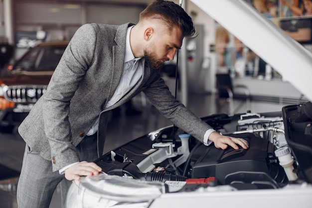 Schöner und eleganter Mann in einem Autosalon