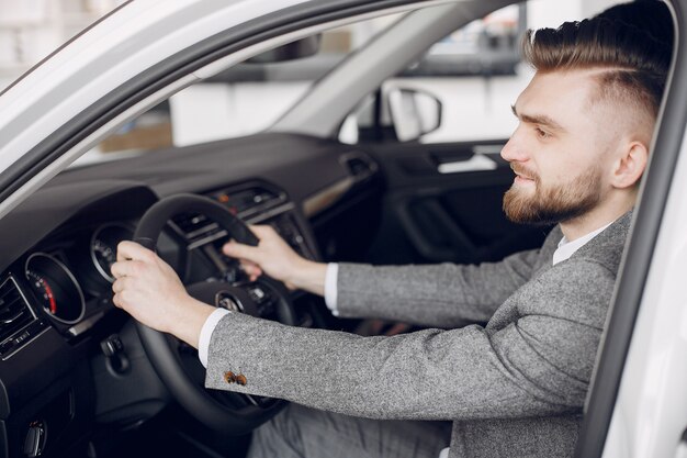 Schöner und eleganter Mann in einem Autosalon