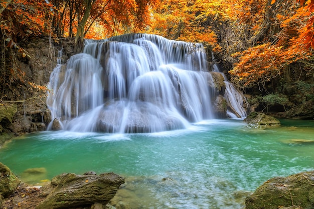 Schöner und farbenfroher Wasserfall im tiefen Wald im idyllischen Herbst