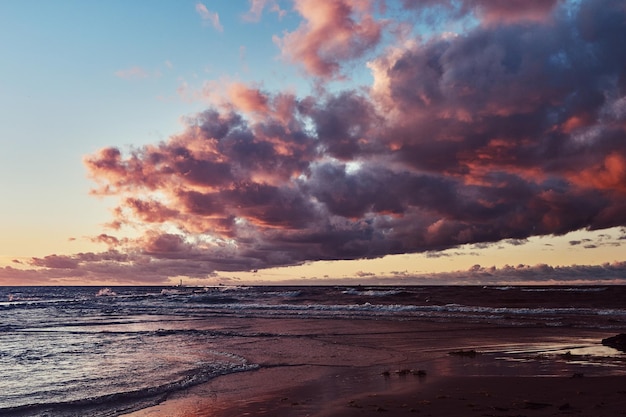 Schöner und romantischer Sonnenuntergang über dem Meer. Sonnenuntergang an einem Strand.