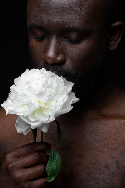 Schöner und sensibler Mann mit Blume