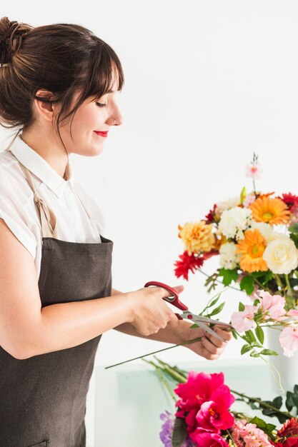 Schöner weiblicher Floristenausschnittblumenstamm mit Scheren