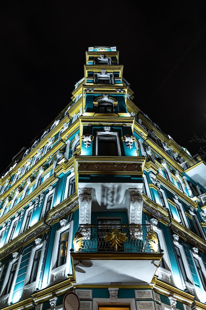 Schönes architektonisches Gebäude bei Nacht mit Beleuchtung