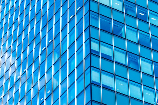 Schönes Architekturbürogeschäftsgebäude mit Glasfensterform