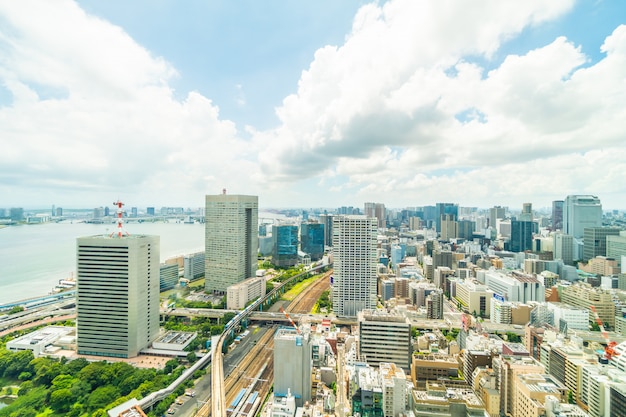 Schönes Architekturgebäude in den Tokyo-Stadtskylinen