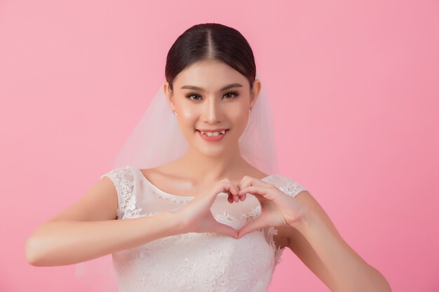 Schönes asiatisches Brautporträt im Rosa