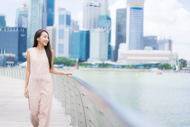 Schönes asiatisches Frauenlächeln und glücklich