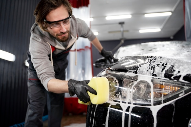 Kostenloses Foto schönes auto beim waschservice