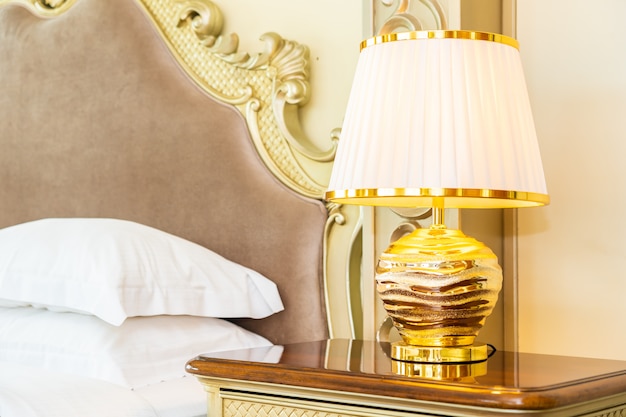Kostenloses Foto schönes bequemes weißes luxuskissen auf bettdekoration im schlafzimmer