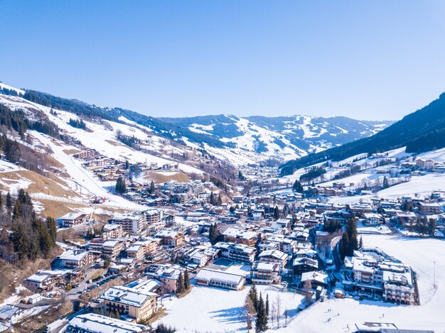 Schönes Bergdorf mit Schnee bedeckt in den Alpen in Österreich