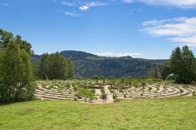 Schönes Betonlabyrinth, umgeben von grasbedeckten Feldern und Bäumen