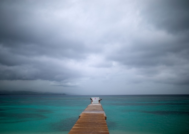 Schönes bild einer holzbrücke auf einem blauen jamaikanischen ozean