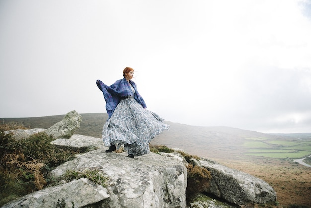 Schönes Bild einer Ingwerfrau mit einer reinen weißen Haut in einem attraktiven hellen Kleid