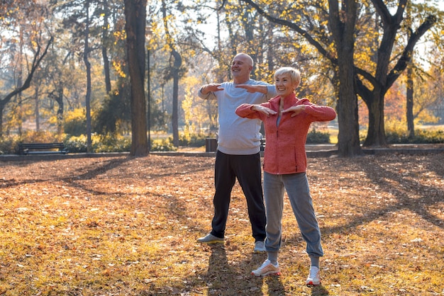 Schönes Bild von älteren Menschen, die im Park trainieren