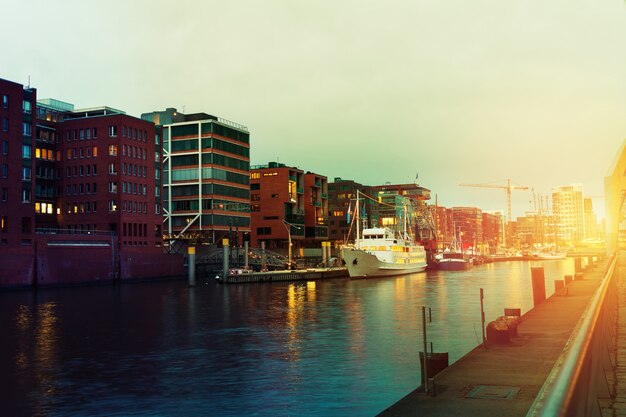 Schönes Bild von Sonnenuntergang in Port City mit Wasser, Schiffe und Brücke. Toning Hamburg, Deutschland.