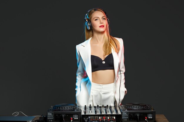 Schönes blondes DJ-Mädchen auf Decks