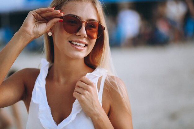 Schönes blondes Mädchen im Urlaub