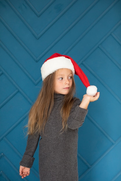 Kostenloses Foto schönes blondes mädchen mit weihnachtsmann-hut