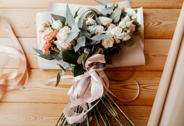 Schönes Blumenarrangement auf Holztisch