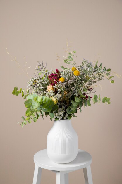 Schönes Boho-Blumenarrangement