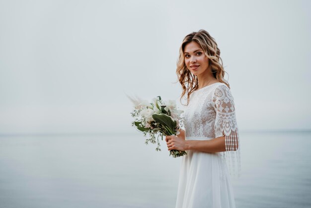 Schönes Brautportrait am Strand
