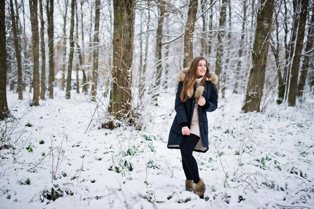 Schönes Brunettemädchen in der warmen Winterkleidung Modell auf Winterjacke