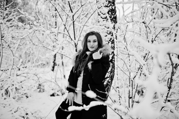 Schönes Brunettemädchen in der warmen Winterkleidung Modell auf Winterjacke