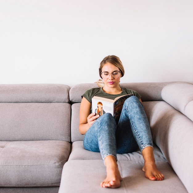 Schönes Buch der jungen Frau zu Hause