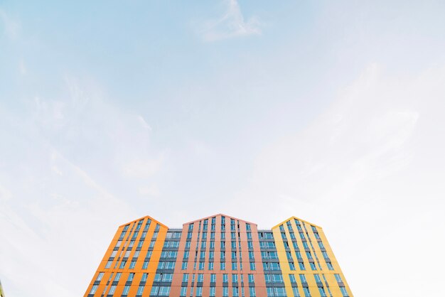 Schönes buntes Haus unter blauem Himmel