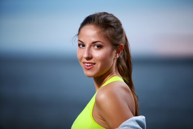 Schönes Fitness-Mädchen am Strand