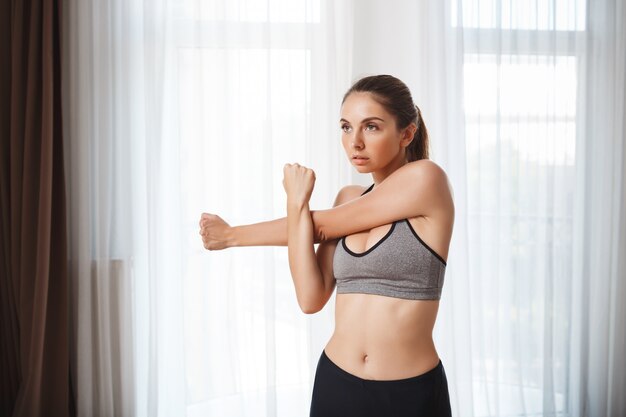 Schönes Fitness-Mädchen machen Sportübungen