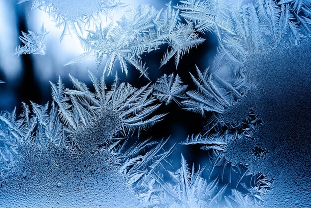 Schönes Frostmuster auf einem Fenster