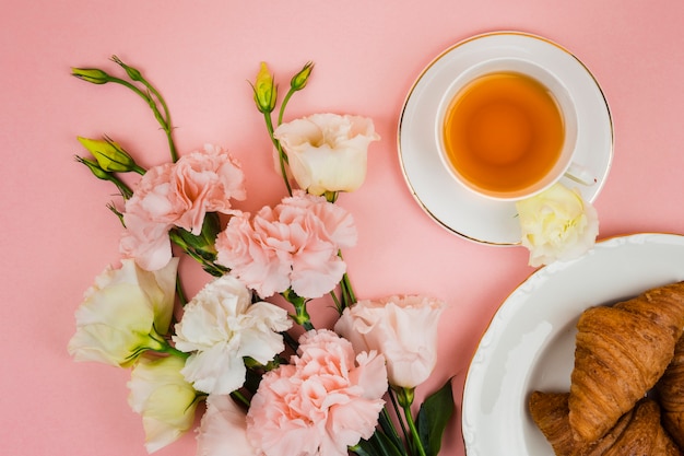 Kostenloses Foto schönes frühstück und blumen