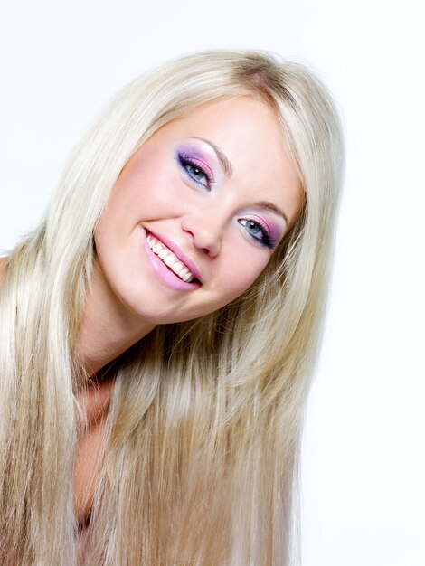 Schönes Gesicht der blonden lächelnden Frau mit langen geraden langen Haaren
